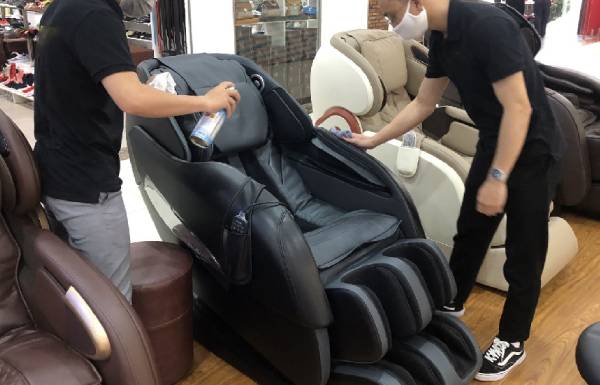 Cách vệ sinh da ghế massage bị ngập nước tại nhà