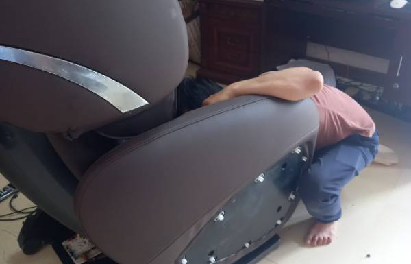 Tại sao giá thay da ghế massage còn đắt hơn cả ghế giá rẻ